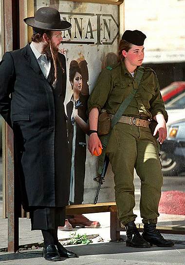 Вооруженные молодые люди на улицах израильских городов — это солдаты-отпускники, один из элементов системы безопасности