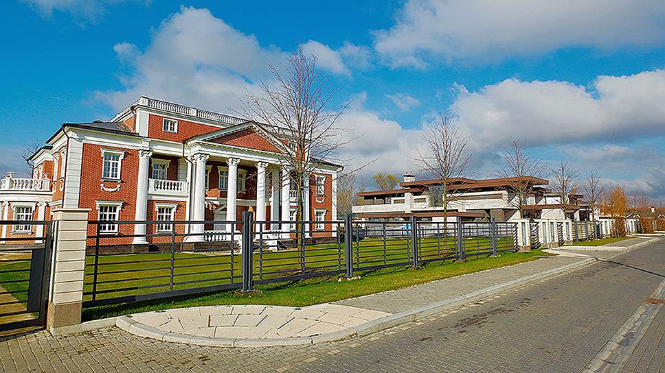 Самые дорогие новые дома в Подмосковье находятся в поселке Жуковка-21 на Рублево-Успенском шоссе