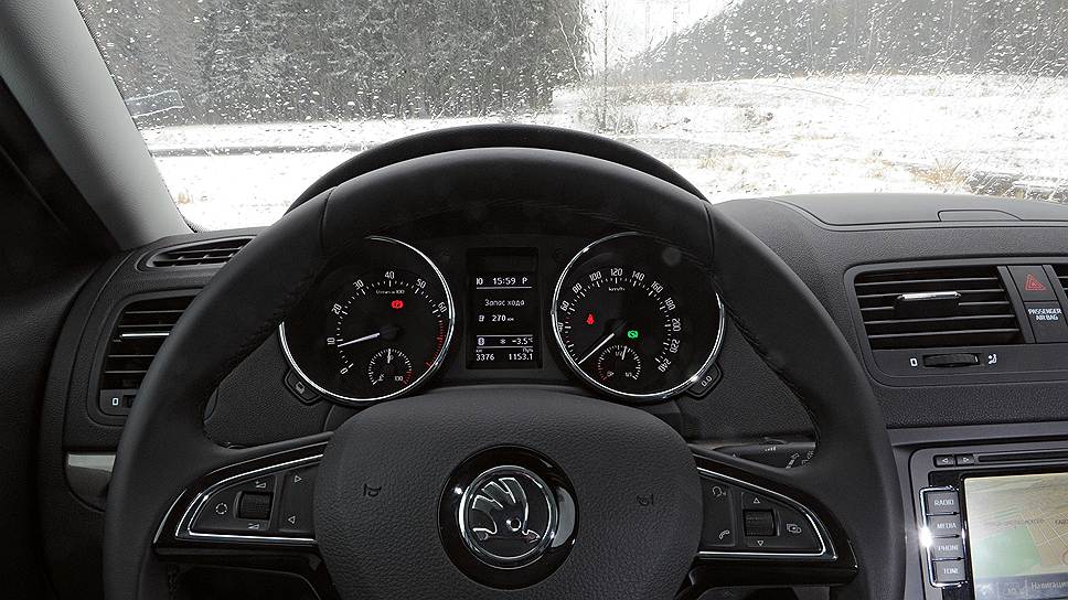 Мультифункциональное рулевое колесо доступно в пакете с задними датчиками парковки за 14 тыс. руб. 
