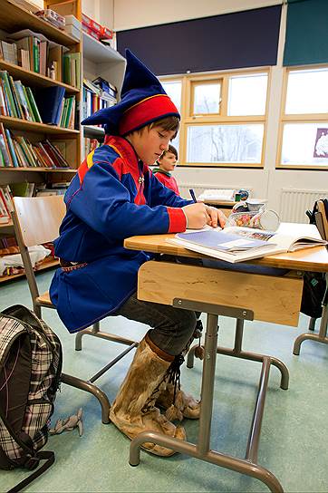 В Финляндии есть государственные учебные заведения, в которых преподают на саамских языках, а шведский язык, родной всего для 5% граждан, является обязательным для изучения во всех школах 
