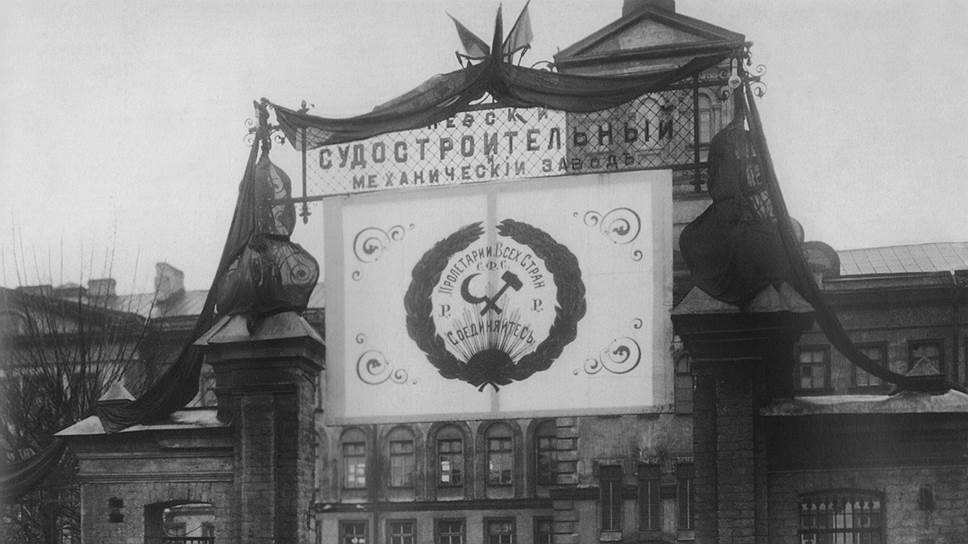 Очень быстро главным элементом советского Первомая стал правильный сбор и выход колонн на демонстрацию 
