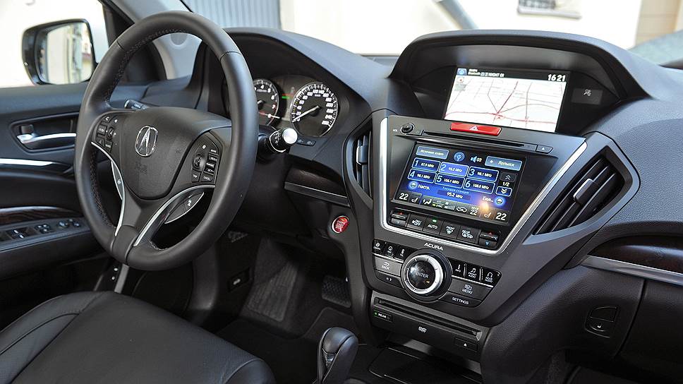 В интерьере Acura легко узнать Honda: два экрана один над другим, похожие элементы управления
