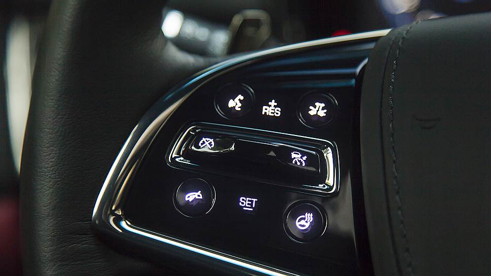 Кнопки на руле управляют аудиосистемой, телефоном, подогревом, активным круиз-контролем и картинкой на приборной панели 
