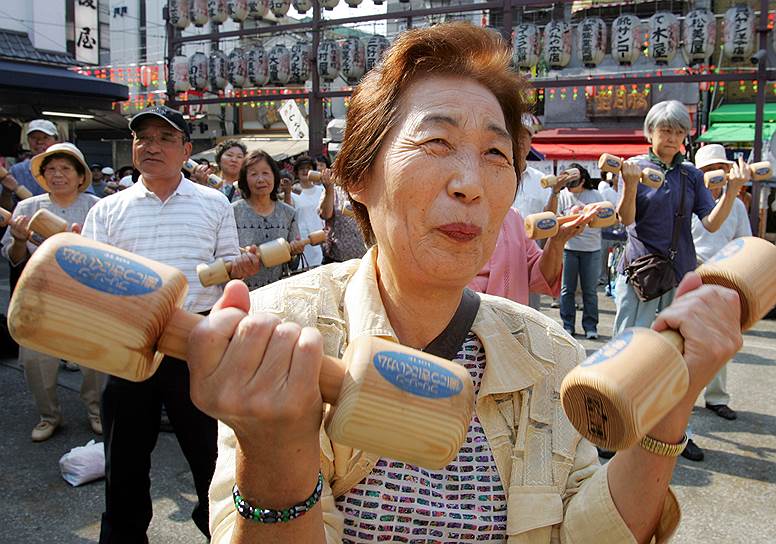 Побившие все рекорды по части долгожительства японцы продолжают укреплять свои тело и дух