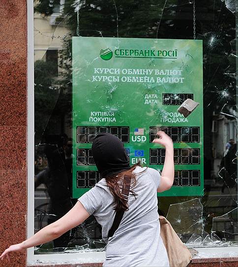 Украинцы забирают вклады в гривнах из всех банков, но из российских — вдвое активнее 
