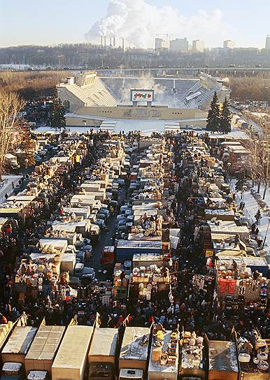 Давая в 1995 году советы покупателям мехов, &quot;Деньги&quot; называли вещевой рынок &quot;Лужники&quot; менее дорогим и престижным, чем, например, ЦСКА