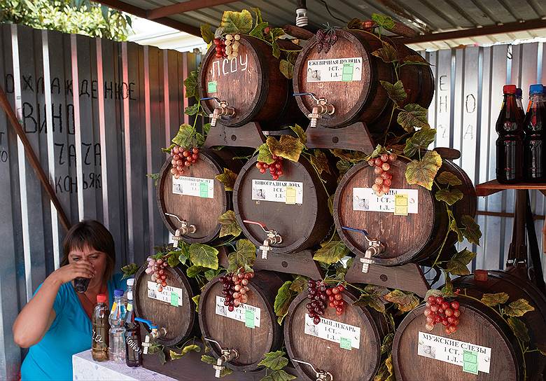 В Россию Абхазия поставляет 12 млн бутылок вина, а сама пьет почти исключительно разливное и в основном домашнее 
