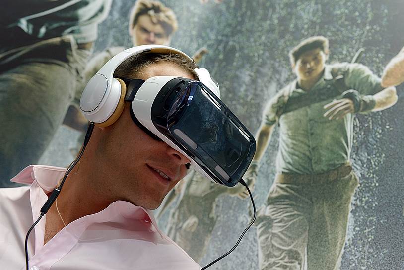 Шлем виртуальной реальности Gear VR компании Samsung помогали создавать бравые ребята из Oculus Rift, так что разработка получилась что надо 