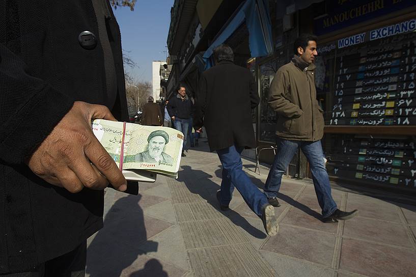 За вывеской &quot;Обмен валюты&quot; в Тегеране часто скрывается не просто лавка менялы, а хавала — средневековый аналог сервиса по переводу денег 
