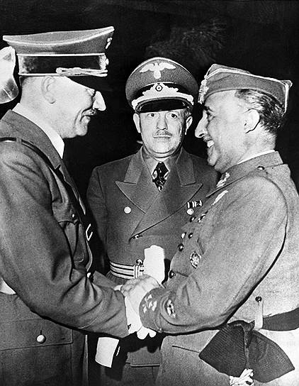 Франсиско Франко (справа) сумел не связать себя союзническими отношениями с Адольфом Гитлером 
