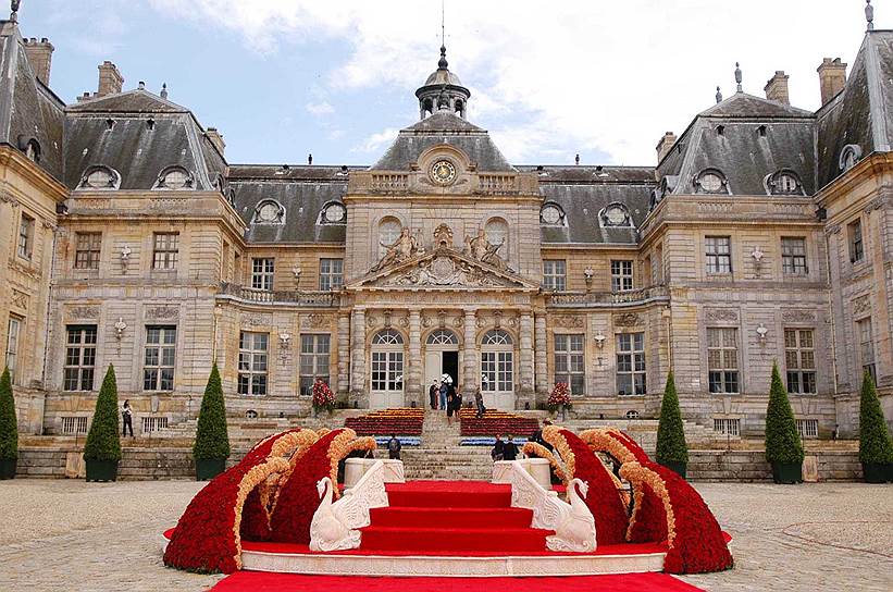22 июня прошла свадебная вечеринка в индийском стиле — в 55 км от Парижа был арендован замок Vaux le Vicomte, выстроенный в XVII веке для министра финансов Людовика XIV Никола Фуке. 30 минут пела австралийка Кайли Миноуг, которая, как и индийские актеры Айшвария Рай и Акшай Кумар, прибыла частным бортом. За все дни торжества было подано более 6 тыс. блюд, угощение для 300 гостей-вегетарианцев ежедневно доставлялось самолетом. На алкоголь было потрачено более $1,5 млн. Только вина (от Chateau Mouton Rothschild) гости выпили 5 тыс. бутылок. Также было съедено несколько десятков килограммов икры