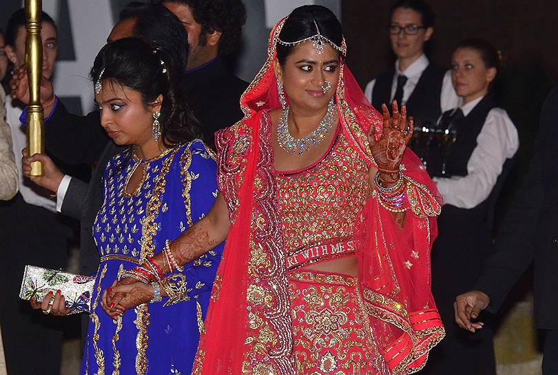 В декабре 2013 года состоялась свадьба Шристи Миттал, племянницы индийского стального магната Лакшми Миттала и дочери предпринимателя Прамода Миттала, и инвестиционного банкира Гулраджа Бехля. Расходы достигли &amp;#163;50 млн ($82 млн). Торжества прошли в Барселоне с 5 по 7 декабря. Первый день свадьбы ознаменовался комбинацией индуистской и западных церемоний. На второй день гости посетили шоу Магического цветомузыкального фонтана в районе Монжуик, закрытого ради такого случая для публичного посещения. На третий день все переместились в Национальный музей искусства Каталонии, также недоступный в тот день для широкой публики, где и прошли основные торжества. Жених прибыл на церемонию верхом на белой лошади, невеста — в лимузине Mercedes. Завершились мероприятия фейерверком, для которого было заготовлено около 240 кг соответствующих специзделий