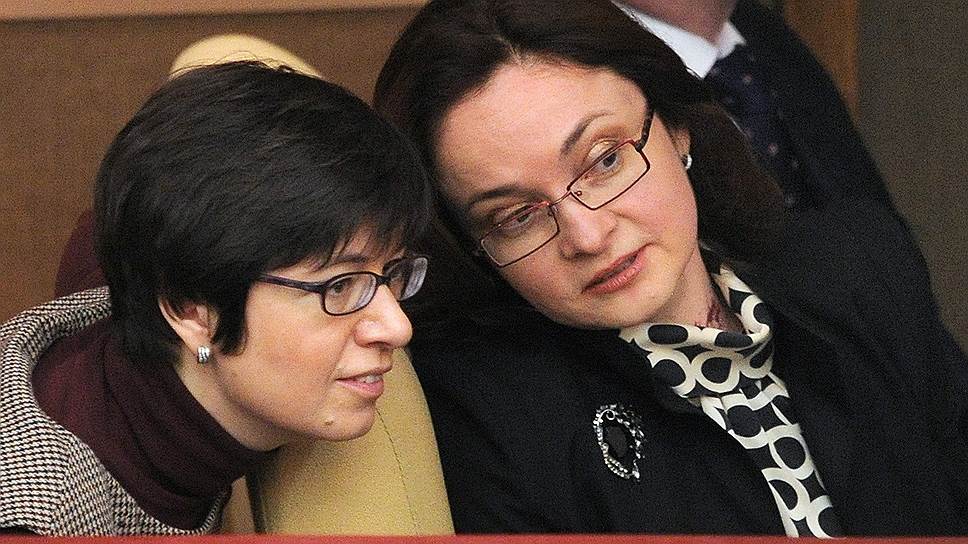 Председатель Банка России Эльвира Набиуллина (справа) и ее первый зам Ксения Юдаева перешли к словесным интервенциям