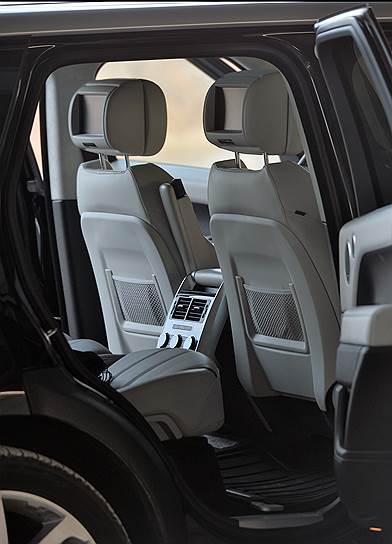 Несмотря на то что задний ряд сидений располагает всеми удобствами, на роль автомобиля с водителем Range Rover Sport рекомендовать сложно -- с этой задачей гораздо лучше справится удлиненный Range Rover 
