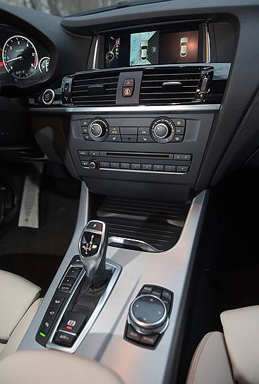 Индивидуальный подход BMW позволяет удовлетворить любой каприз заказчика, к примеру, сочетание дорогущего мультимедийного комплекса с широким экраном и дешевого однозонного климат-контроля 

