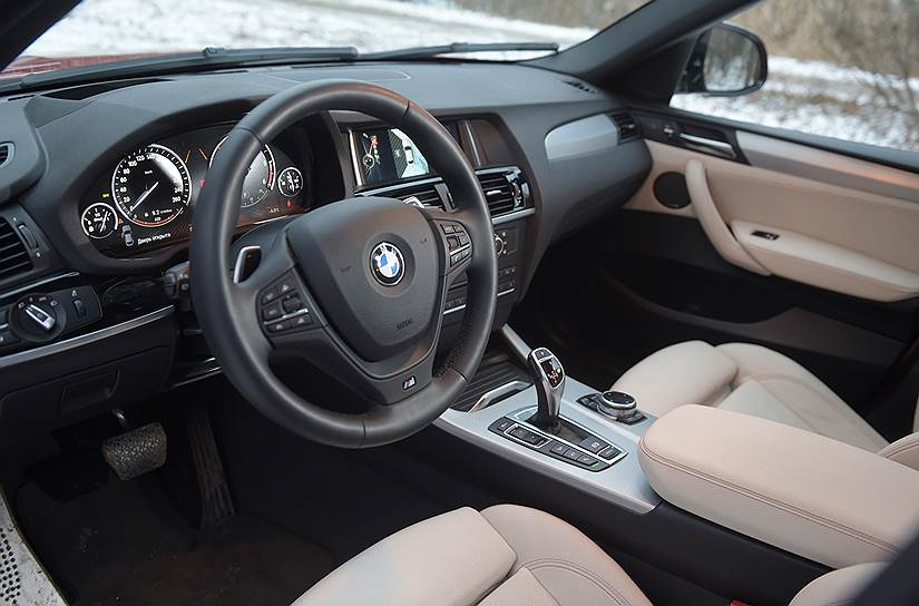 Интерьер практически неотличим от BMW X3, доступны те же материалы и способы украшения 
