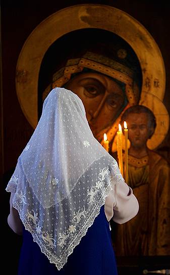 В ночь на 29 июня (12 июля) 1904 года в Казани был похищен оригинал чудотворной иконы Казанской Божьей Матери, украшенный окладом из жемчуга, бриллиантов и других драгоценных камней. Стоимость только ризы оценивалась тогда в 100 тыс. руб. ($1,25 млн по нынешнему курсу). Задержанный по горячим следам 28-летний вор Варфоломей Чайкин и его сообщник Ананий Комов, получившие 12 и 10 лет каторги. на суде признались, что оклад продали, а сам образ сожгли в печи. Позже появилась версия, что икону не уничтожили, а продали старообрядцам