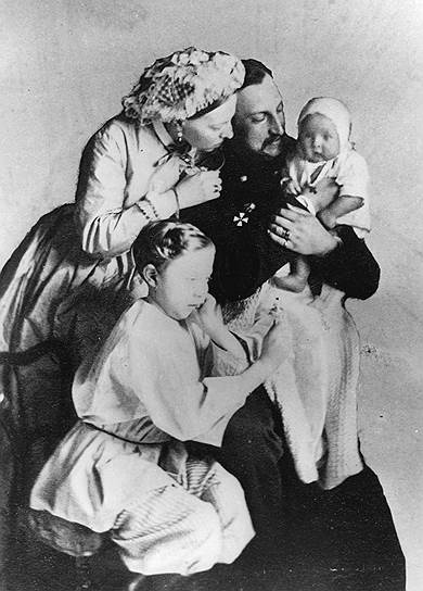 Господа любили фотографироваться с младенцами, но кормить их поручали специально нанятым женщинам 
