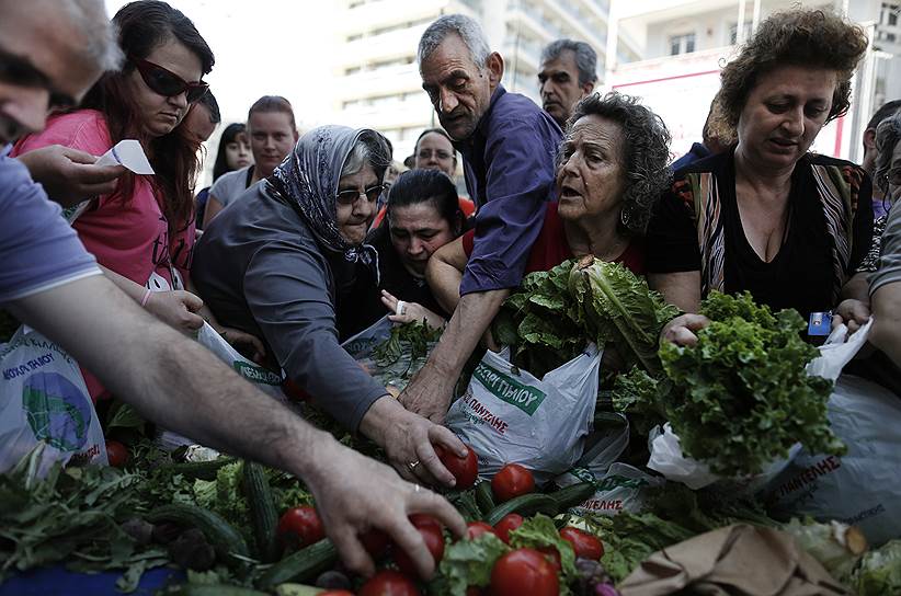 Греческие фермеры готовы бесплатно раздавать свою продукцию, лишь бы не допустить либерализации отрасли