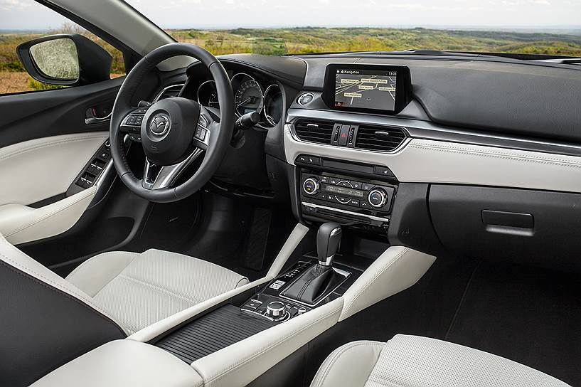 Обновленный интерьер поднял Mazda6 на новый уровень — заметно улучшилось не только качество материалов, но и эргономика 

