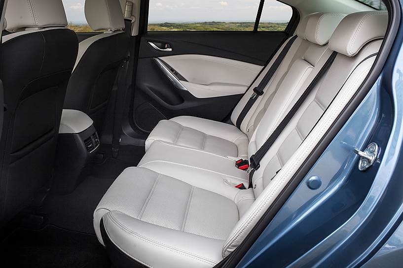 Простор на заднем ряду дает возможность использовать Mazda6 в качестве бизнес-автомобиля 
