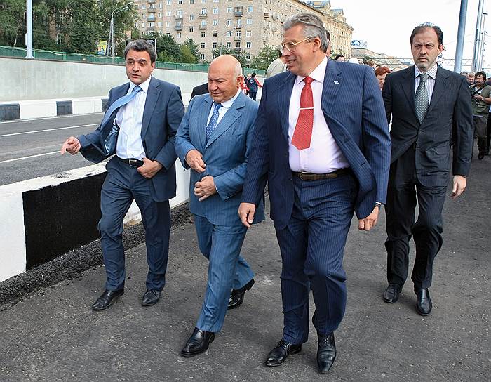 Некоторые застройщики полагают, что крупнейшие инфраструктурные подряды Андрей Черняков (второй справа) получал не только благодаря дружбе с московскими властями, но и потому, что хорошо строил