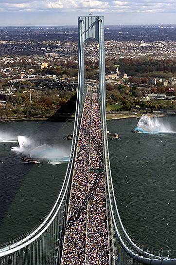 Подвесной автомобильный мост Верразано-Нэрроуз, соединяющий нью-йоркские районы Бруклин и Статен-Айленд, был открыт 21 ноября 1964 года. На объект потратили $320 млн, эта сумма эквивалентна нынешним $2,5 млрд. Длина моста — 4,18 км, ежедневно по 12 полосам (по шесть на каждом уровне) проезжают свыше 200 тыс. транспортных средств