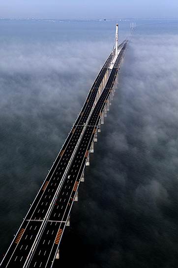 Строительство Циндаоского моста через залив Цзяочжоу на востоке Китая обошлось в $8,8 млрд. Строительство моста началось в мае 2007 года, а открылся он 30 июня 2011 года. Строительство моста началось в мае 2007 года