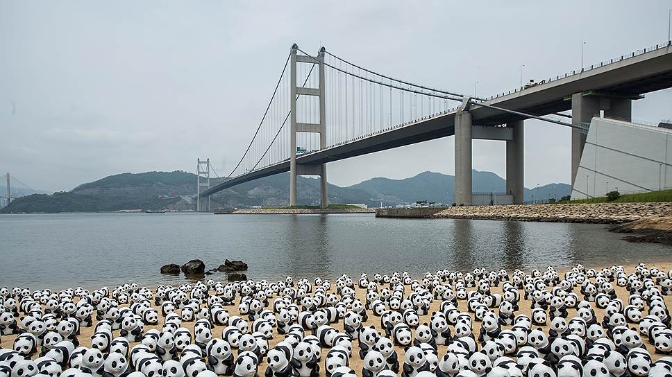 Подвесной мост Цинма в Гонконге был открыт 22 мая 1997 года. Стоимость строительства составила 7,2 млрд гонконгских долларов, что эквивалентно сегодняшним $1,38 млрд. Длина объекта — 2,16 км, ширина — 41 м. Километр моста обошелся примерно в $63,8 млн