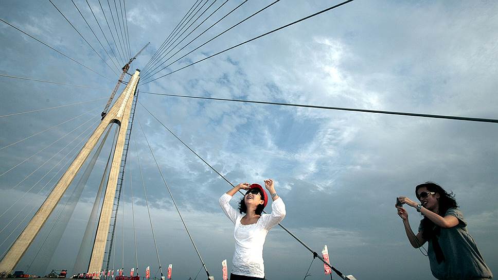Большой трансокеанский мост через залив Ханчжоувань, соединяющий города Шанхай и Нинбо в Китае, открыли 1 мая 2008 года. На него было потрачено $1,7 млрд, больше половины суммы — средства частных инвесторов. Длина мостового перехода, включающего эстакадную и вантовую части, составляет 35,6 км