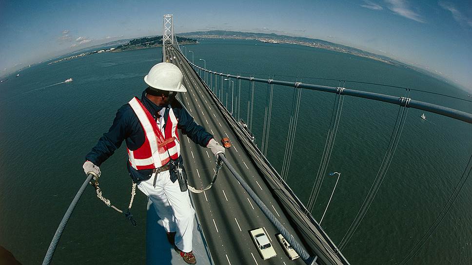 Восточный пролет подвесного моста Бей-Бридж между калифорнийскими городами Сан-Франциско и Окленд был открыт 2 сентября 2013 года. Он построен взамен пролета, пострадавшего во время землетрясения 17 октября 1989 года магнитудой 6,9. Стоимость проекта составила $6,4 млрд