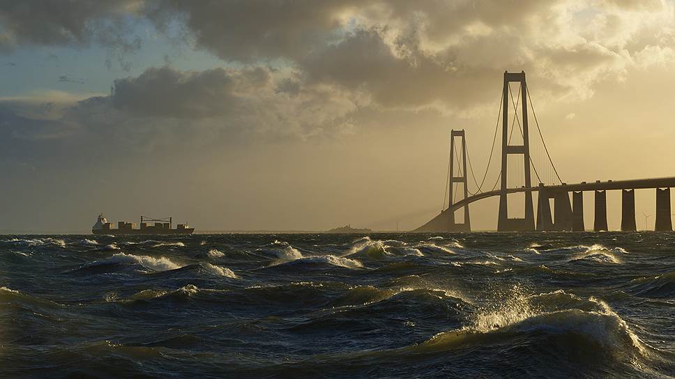 Мост в Дании через пролив Большой Бельт, соединяющий острова Фюн и Зеландия, открыт 14 июня 1998 года — спустя десят лет после начала строительства. 18-километровое сооружение стоило $3,14 млрд (21,4 млрд датских крон 1988 года), 1 км моста обошелся в $174,4 млн