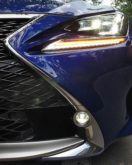 Наблюдать за работой интеллектуальной светодиодной фары Lexus RC порой увлекательнее, чем смотреть телевизор