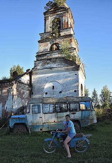 Осыпающиеся останки церкви напоминают о том, что Понизье существует уже более 400 лет 
