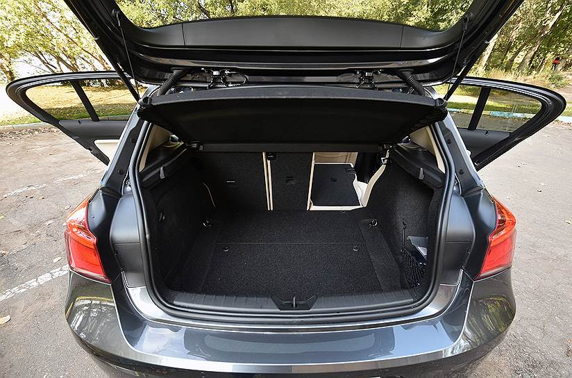 Объем багажника со сложенными спинками задних сидений увеличивается почти втрое -- до 1200 л 

