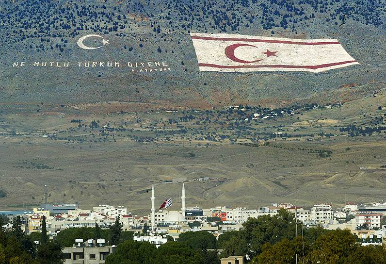 &quot;Я горд, что родился турком&quot; — эта фраза Кемаля Ататюрка, выложенная камнями на склоне горы Бешпармак, хорошо видна на греческой стороне острова 
