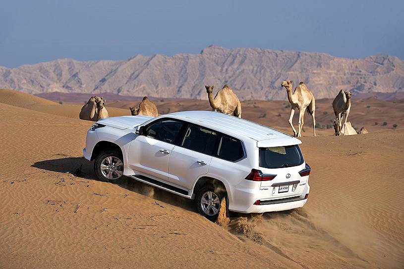 Новый LX не растерял внедорожные навыки, но управлять тяжелой машиной на песке надо очень аккуратно 
