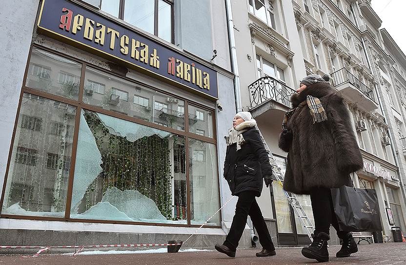 Своему главному противнику, местной жительнице и совладелице &quot;Арбатской лавицы&quot; Людмиле Королевой, уличные неформалы мстят уличными же методами  
