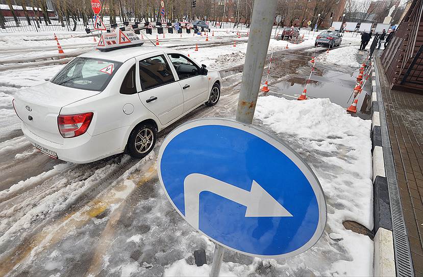 Количество часов практики выросло незначительно, поэтому будущим водителям, чтобы подготовиться к экзамену, приходится платить за дополнительные занятия 
