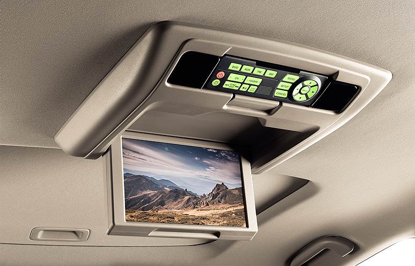 Потолочный монитор для задних пассажиров — непременный атрибут настоящей американской семейной машины 
