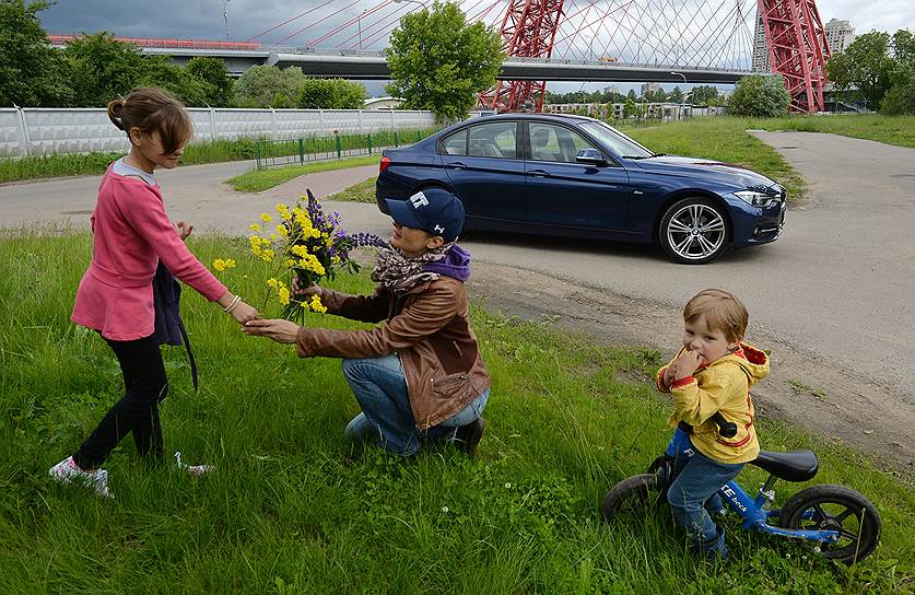 Хотя третья серия BMW и не является классическим семейным автомобилем, женщинам и детям она обычно нравится