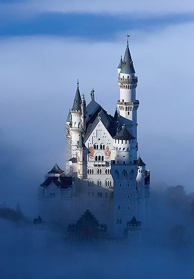 Баварский король Людвиг II, любитель сказок и оперы, построил три замка, самый известный из которых, Нойшванштайн, стал прообразом Диснейленда