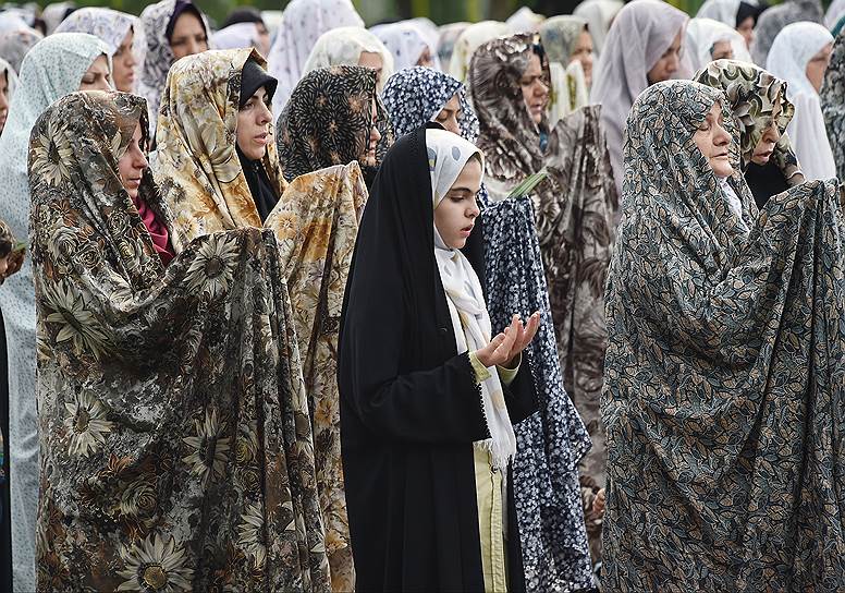 На празднике Эд-аль-Фетр (конец Рамазана) в Тегеране молодежи заметно меньше, чем пожилых людей 
