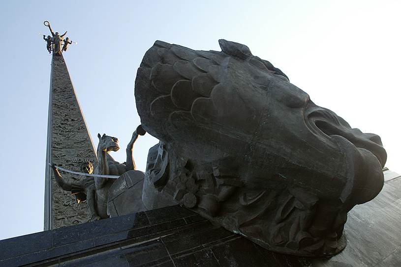 Монумент Победы на Поклонной Горе в Москве. Установлен в 1995 году. Высота 141,8 метра (по 1 дециметру за каждый день войны)