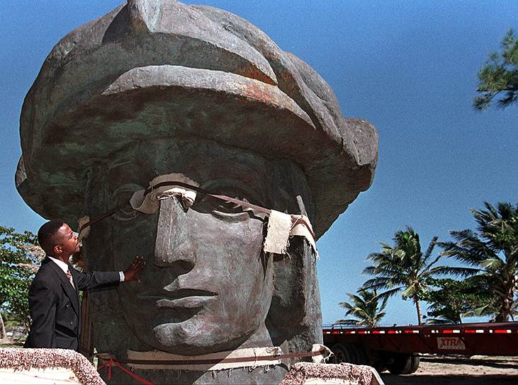 Бронзовая статуя Христофора Колумба на северном побережье Пуэрто-Рико. Установлена в 2016 году. Высота 81,7 метра