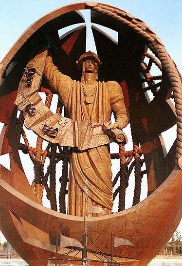 Монумент «Рождение нового человека» в Севилье. Установлен в 1995 году. Высота 45 метров.  