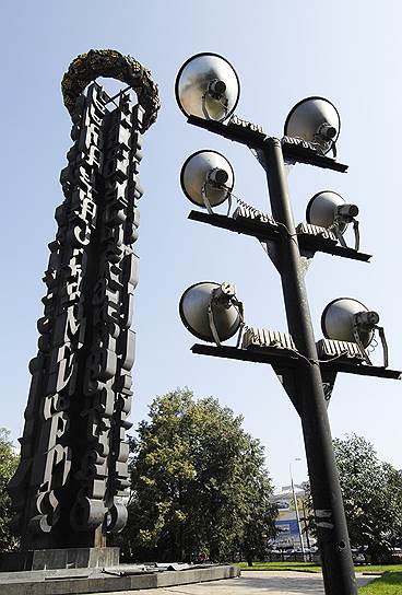 Монумент «Дружба навеки» в Москве на Тишинской площади. Установлен в 1983 году в честь 200-летия воссоединения Грузии с Россией. Высота 42 метра  