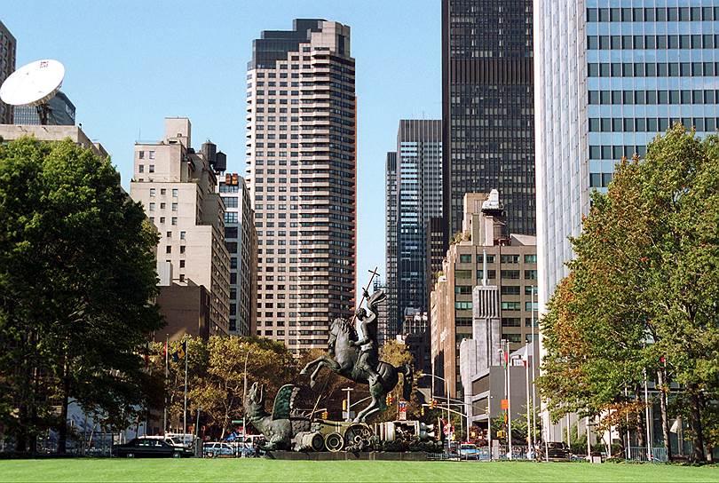 Монумент «Добро побеждает Зло» перед зданием Организации Объединенных Наций в Нью-Йорке. Символизирует окончание холодной войны. Установлен в 1990 году. Высота 16 метров