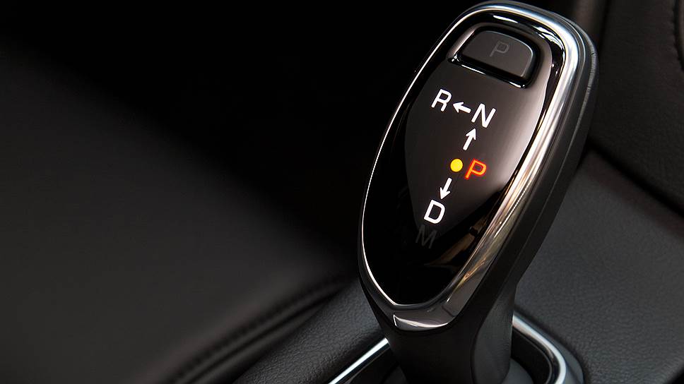 Впервые на автомобилях Cadillac применена электронная кулиса автоматической коробки передач — по сути, компьютерный джойстик
