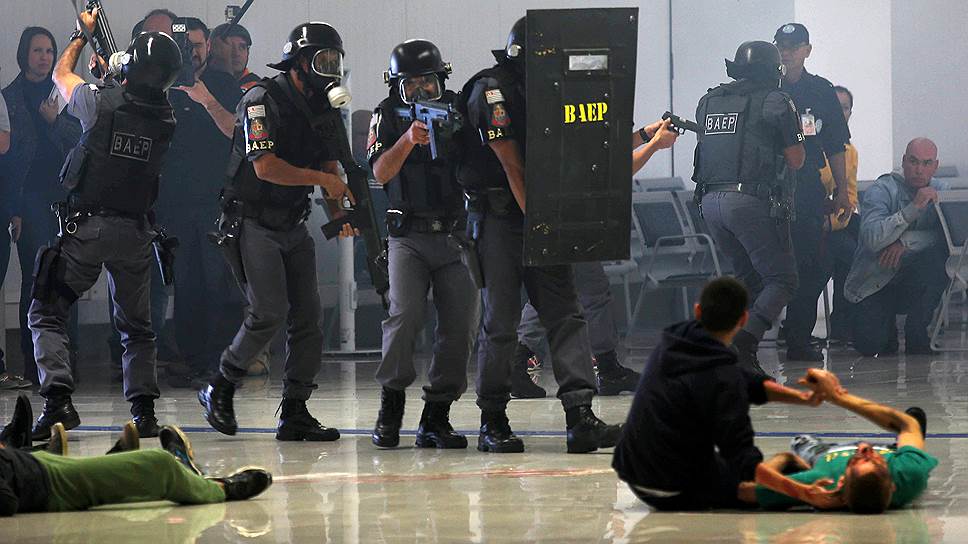 Бразильская полиция перед Олимпиадой тренировалась предотвращать теракты и справляться с их последствиями